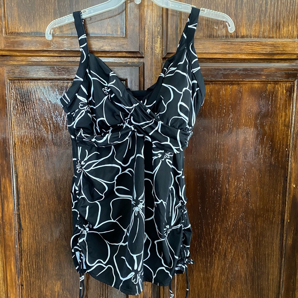 💥NEVER WORN TRIMSHAPER tankini top!